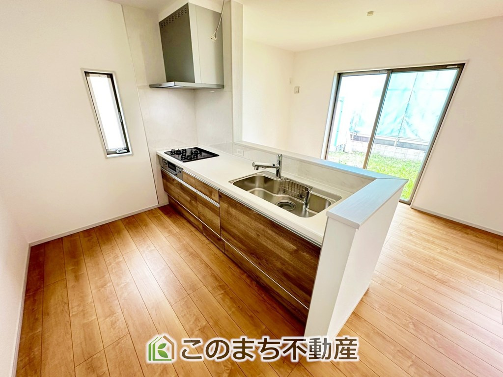 いろどりアイタウン宇都宮市野沢町23-P1　10号棟のキッチン|"お洒落なホワイト天板のペニンシュラキッチンを採用しております。
浄水器内蔵の水栓です♪"
