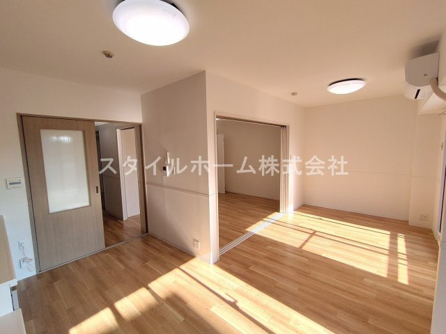 アビタシオン国府の居間・リビング|同建物内別部屋の写真です。
