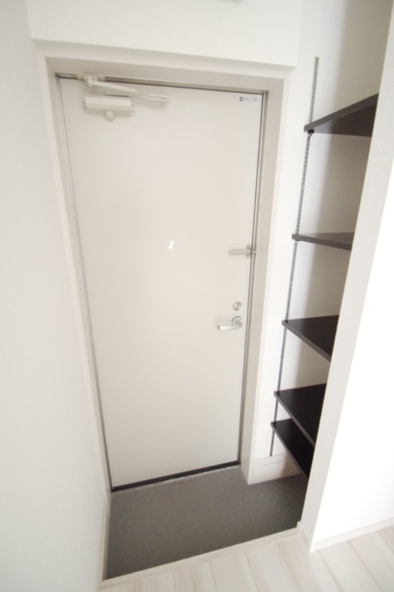 川崎市麻生区金程１丁目のアパートの玄関