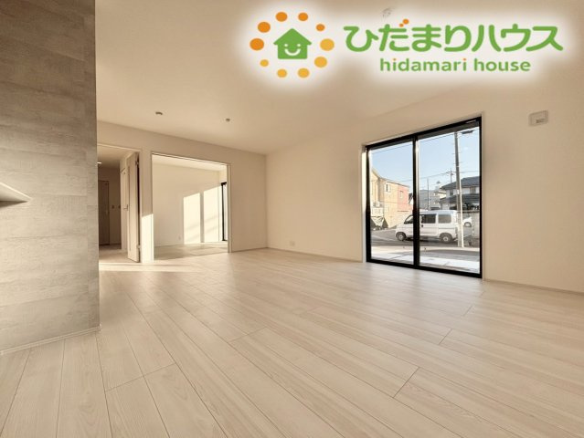 深谷市田所町第2　新築一戸建て　リーブルガーデン　02の居間・リビング|お食事を楽しむダイニングと、くつろぐリビングを分けて家具配置ができる広さがあります！
家族の会話が自然と弾む空間です！