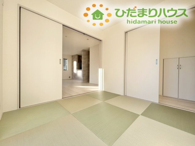 深谷市田所町第2　新築一戸建て　リーブルガーデン　02の和室|リビング横の和室は、扉を開け放つことでさらに広い一体空間として活用できます！
柔らかな畳の香りに包まれて、ごろんと横になってリラックスするのも良いですね(-"-)
