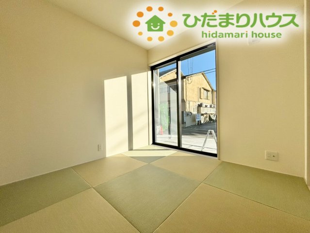 深谷市田所町第2　新築一戸建て　リーブルガーデン　02の内装|大きな窓からは心地よい風が通り抜け、お昼寝タイムも快適に過ごせそうです。押入収納も備わっているため、お布団や季節の家電もしっかり片付きます！