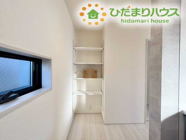 深谷市田所町第2　新築一戸建て　リーブルガーデン　02の収納|キッチンの近くには、食材のストックや調理器具を保管できる収納棚付き！
扉がないオープンタイプなので、必要なものをサッと取り出せて効率的です！
