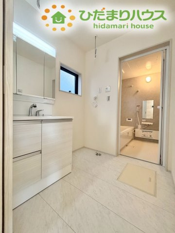 深谷市田所町第2　新築一戸建て　リーブルガーデン　02の脱衣所|着替えやタオルを置くラックも配置しやすく、朝の身支度も家族で重なりにくい広さがあります！
小窓がついているため、湿気がこもりにくく換気もしっかり行えて衛生的です♪