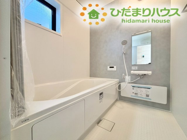 深谷市田所町第2　新築一戸建て　リーブルガーデン　02の浴室|足を伸ばしてゆったりと肩まで浸かれる広々浴槽！
一日の疲れを癒やす、リラックスタイムにぴったりのバスルームです！