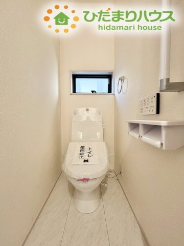 深谷市田所町第2　新築一戸建て　リーブルガーデン　02のトイレ|小物を置けるカウンターなど、快適に使える設備が充実しています！
窓からの自然光で日中も明るい空間です♪
