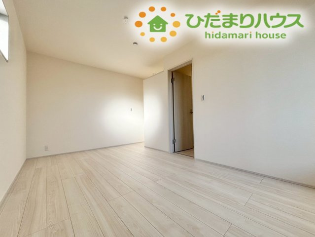 深谷市田所町第2　新築一戸建て　リーブルガーデン　02の寝室|バルコニーに面した主寝室は、朝の光で心地よく目覚めることができます！
シンプルな内装なので、お手持ちの家具とも合わせやすいですよ♪