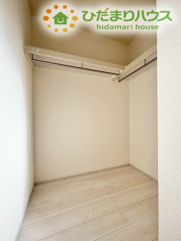 深谷市田所町第2　新築一戸建て　リーブルガーデン　02の収納|衣類だけでなく、スーツケースや季節物の寝具もまとめて収納できる広さがあります！
ハンガーパイプが設置されているので、洗濯した服をそのまま掛けて片付けられます！