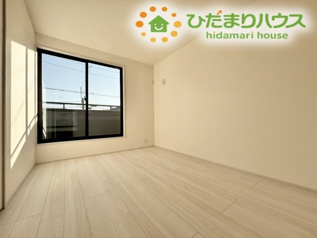 深谷市田所町第2　新築一戸建て　リーブルガーデン　02の洋室|明るい色調のフローリングが、お部屋全体をより広く見せてくれます！
勉強机や本棚を置いても十分なスペースがあり、お子様の成長に合わせたレイアウト変更も可能です。