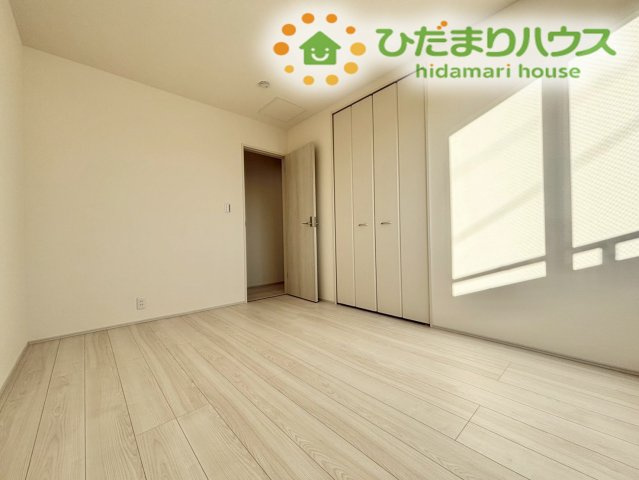 深谷市田所町第2　新築一戸建て　リーブルガーデン　02の内装|白を基調としたクロスは光を反射し、室内をより一層明るく演出します！
収納スペースもしっかり確保されており、整理整頓が習慣になりやすい設計です♪