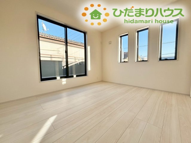 深谷市田所町第2　新築一戸建て　リーブルガーデン　02の子供部屋|お洒落な3連窓が特徴的な素敵な居室♪
木の温もりが感じられる柔らかな雰囲気で心地よい空間です♪