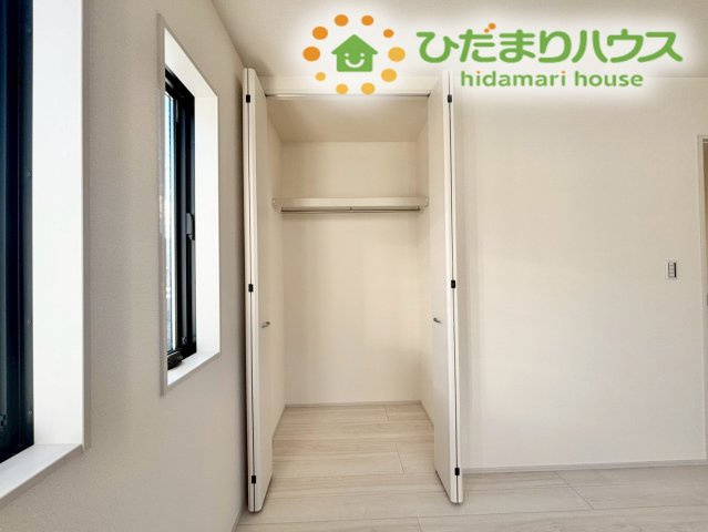 深谷市田所町第2　新築一戸建て　リーブルガーデン　02の収納|内部が仕切られたクローゼットは、丈の長い洋服から小物まで整理して収納できます！
どこに何があるか一目でわかるため、毎朝のお着替えもスムーズに準備できます！