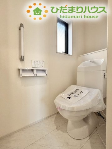 深谷市田所町第2　新築一戸建て　リーブルガーデン　02のトイレ|2階にもトイレがあるため、忙しい朝の時間帯や夜中の利用も階段を使わずに済み便利です！
家族みんながストレスなく、快適に過ごせる配慮がされています♪