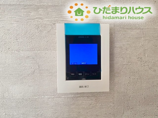 深谷市田所町第2　新築一戸建て　リーブルガーデン　02のセキュリティ|玄関を開ける前に、室内から来客の顔をカラーモニターで確認できるので安心感があります！
お子様だけでのお留守番時や、夜間の防犯面でも頼りになる心強い設備です！