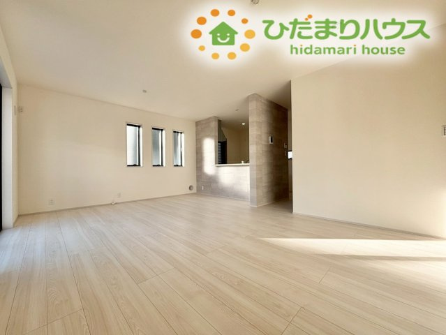 深谷市田所町第2　新築一戸建て　リーブルガーデン　02の居間・リビング|開放感たっぷりのナチュラルな色合いがお洒落なリビング♪