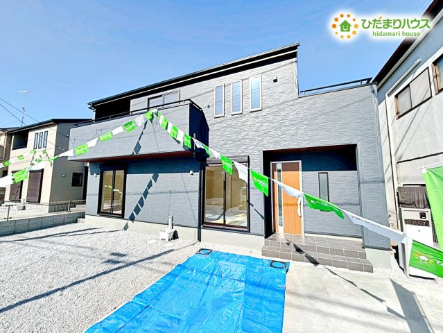 深谷市田所町第2　新築一戸建て　リーブルガーデン　02の外観|建物正面にはカースペースがあり、自転車やバイクの置き場としても活用いただけます！
洗練されたデザインがとてもかっこいいですね!(^^)!