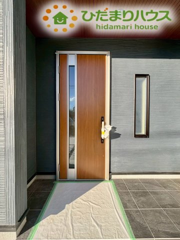 深谷市田所町第2　新築一戸建て　リーブルガーデン　02の玄関|玄関ポーチ付きなので雨の日に傘を差す際も濡れにくく便利です！
ブラウンの扉がアクセント♪