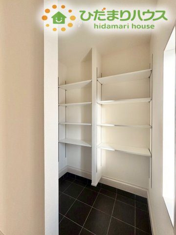 深谷市田所町第2　新築一戸建て　リーブルガーデン　02の収納|玄関横には、ベビーカーやアウトドア用品もそのまましまえる大容量の収納があります！
散らかりがちな玄関もスッキリ(^^)