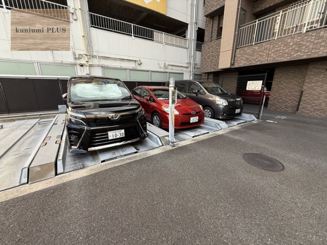 サーパス小阪の駐車場