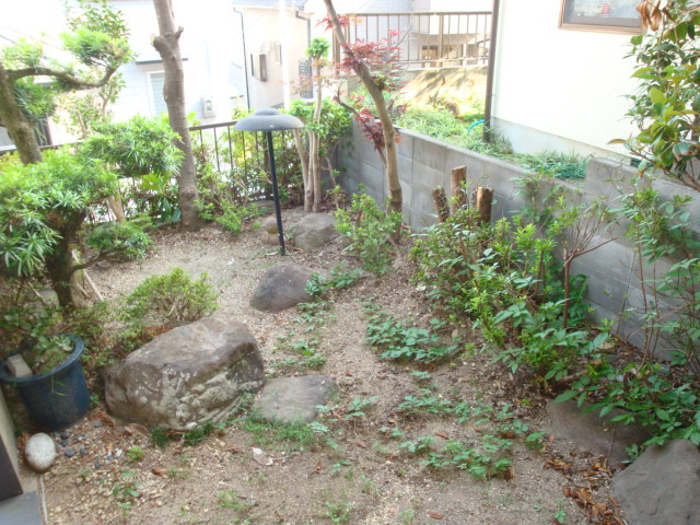 雲雀丘3丁目貸家の庭