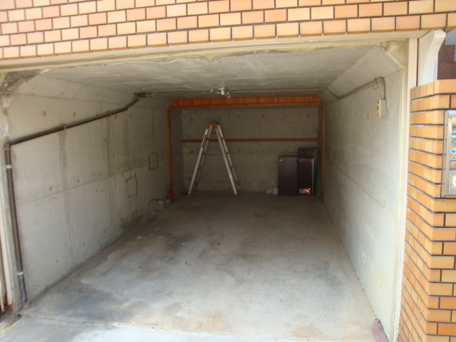 雲雀丘3丁目貸家の駐車場