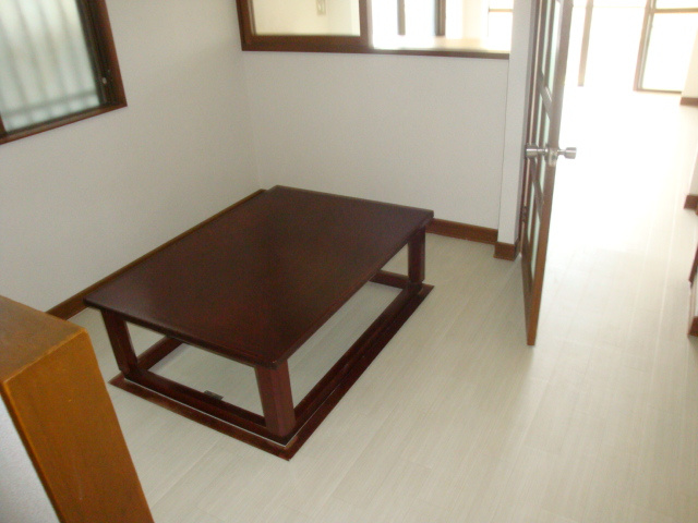 雲雀丘3丁目貸家の居間・リビング