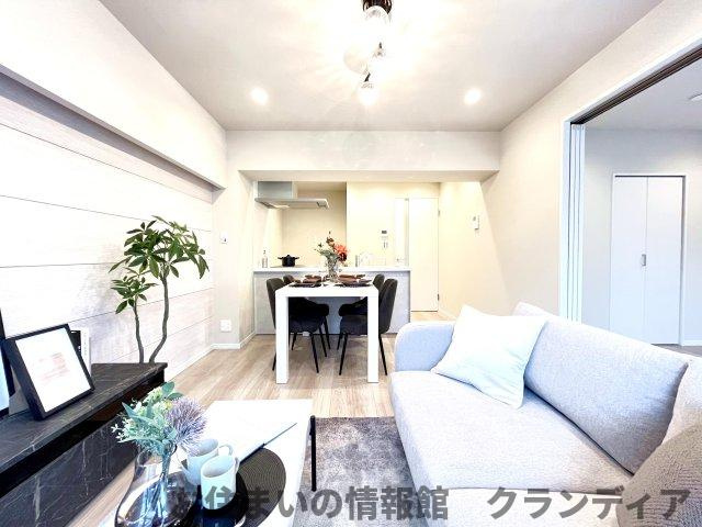 ネオコーポ第2お花茶屋の居間・リビング|ドキドキの新生活も、安心してスタート。ぴったりの住まいを見つけませんか？クランディアが一緒に住まい選びをサポートします‼　まずは、お気軽にお問合せください　＃クランディア