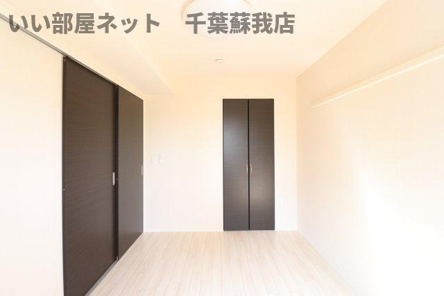 （仮称）市原市市原新築アパートの寝室|落ち着いた色調の寝室です