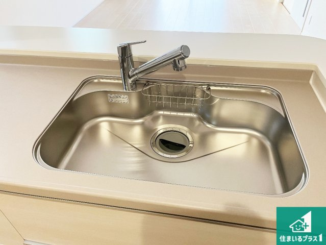 姫路市大津区西土井　新築一戸建ての独立洗面台|清潔感のある洗面台です。フラットな鏡は掃除がしやすく毎日清潔！ホースは引き出して使えるので洗顔やお掃除の際に便利です！