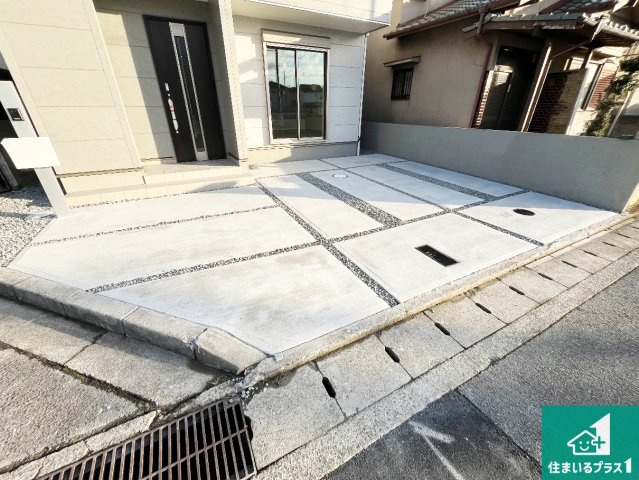 姫路市大津区西土井　新築一戸建ての駐車場|並列２台駐車可能！ゆとりの駐車スペースで車庫入れもスムーズ！