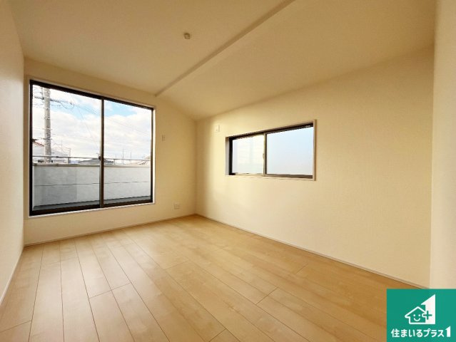 姫路市大津区西土井　新築一戸建ての洋室|ウォークインクローゼット付きで生活スペースもスッキリできます。各居室にも収納がありますので、お子様の衣類やおもちゃなどもしっかり収納できます。