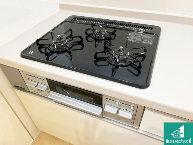 姫路市大津区西土井　新築一戸建ての設備|ダブル高火力Ｓｉセンサー付きコンロ！３口あるので、まとめて料理をする時も大活躍！