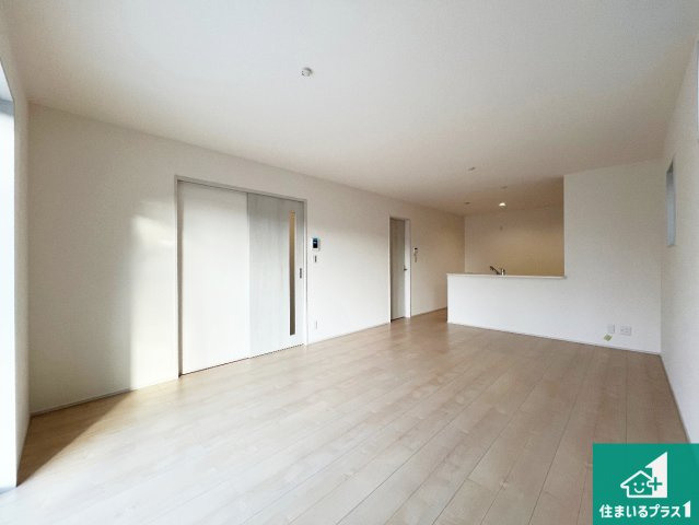 姫路市大津区西土井　新築一戸建ての居間・リビング|日当たり良好の明るいリビングで朝の目覚めもスッキリできそう！対面キッチンでご家族のコミュニケーションも自然と増える設計！小さなお子様が遊ぶスペースを作っても広々とくつろげるLDK！