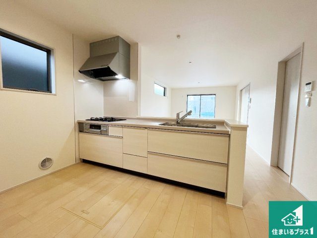 姫路市大津区西土井　新築一戸建てのキッチン|子供を見守りながらお料理が出来るため家族のコミュニケーションか増えます♪スペースが広く確保されている為お子様が大きくなったときは一緒に料理を楽しめます♪