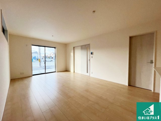 姫路市大津区西土井　新築一戸建ての居間・リビング|明るいリビングで朝の目覚めもスッキリできそう！対面キッチンでご家族のコミュニケーションも自然と増える設計！小さなお子様が遊ぶスペースを作っても広々とくつろげるLDK！