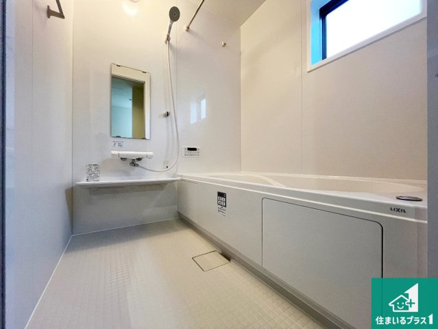 姫路市大津区西土井　新築一戸建ての浴室|足をゆったり伸ばして寛げる浴槽です。窓が設けられていますので差し込む光が明るく穏やかな雰囲気にしてくれます♪浴室乾燥機も設置しているので、雨の日の洗濯物も安心です♪