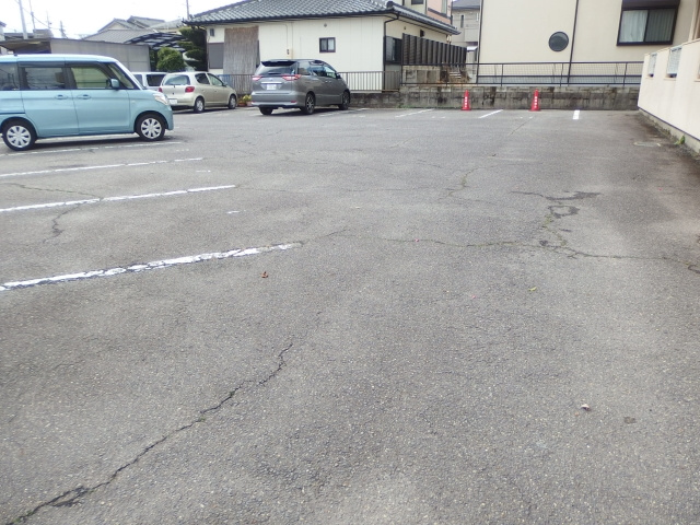 下堤ハイツの駐車場