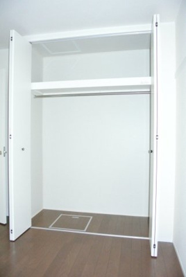 【収納】 | 【新築】Nalu avion/ナル・アヴィオン | ※参考写真※洋室6.6帖のお部屋にあるクローゼットです♪大切なお洋服もしわにならないようにハンガーがけができます☆