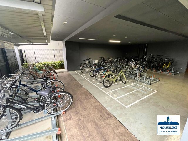 【ペット可】駅近&築浅物件！オープンレジデンシア大須門前町の駐輪場|屋内外ラック式（屋外は屋根付き）の敷地内駐輪場です