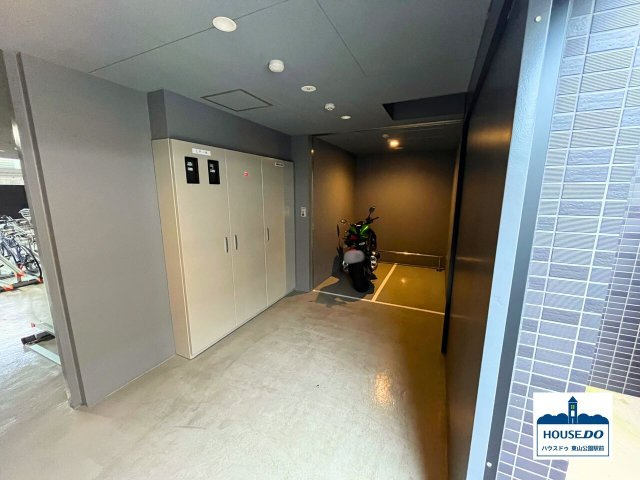 【ペット可】駅近&築浅物件！オープンレジデンシア大須門前町のその他共用部分|屋内区画式の敷地内バイク置場です