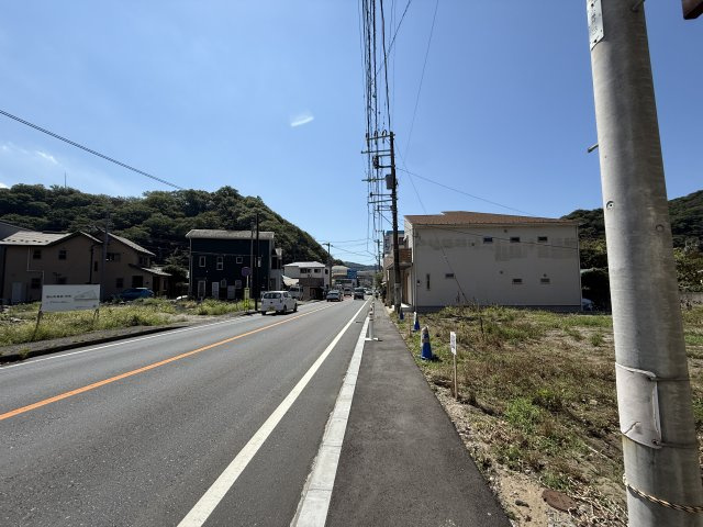 逗子海岸徒歩12分　バス停至近　2区画の前面道路含む現地写真|前面道路