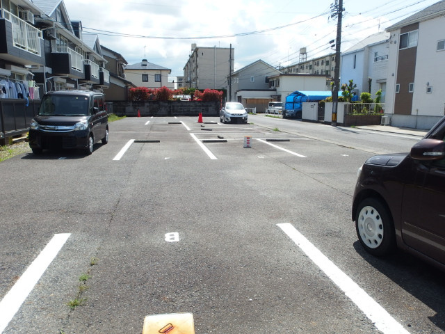 シャトレ城南Bの駐車場