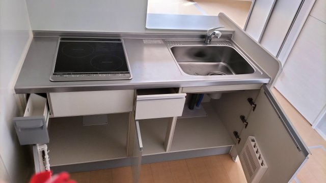 【キッチン】 | リエールA（家賃半額補助対象物件） | コンパクトなキッチンで掃除もラクラク
