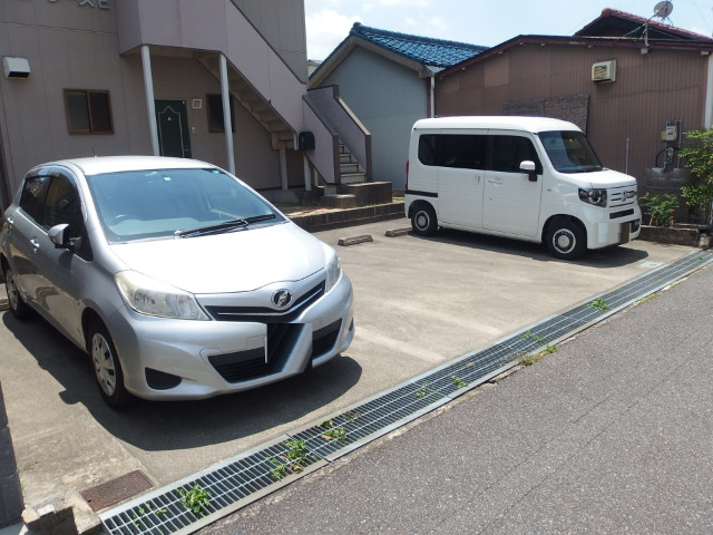 ニューシーズＥの駐車場