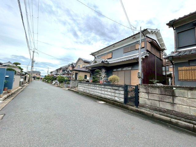 橿原市曲川町1丁目　古家付土地の前面道路含む現地写真|前面道路幅員は6ｍです！