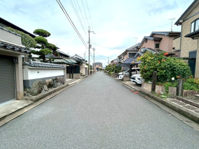 橿原市曲川町1丁目　古家付土地の前面道路含む現地写真|前面道路幅員は6ｍです！