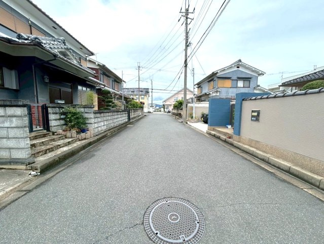 橿原市曲川町1丁目　古家付土地の前面道路含む現地写真|前面道路幅員は6ｍです！