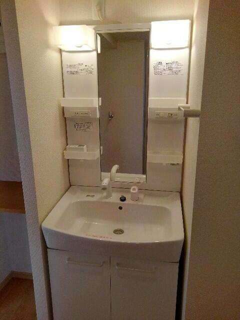 狛江市西野川１丁目のアパートの洗面所