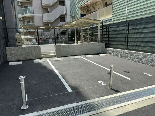 グランカリテ北大阪リヴィエの駐車場