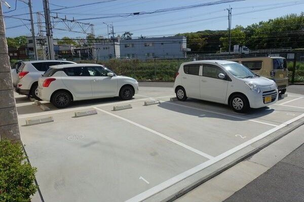 レーヴメゾン三国ヶ丘の駐車場